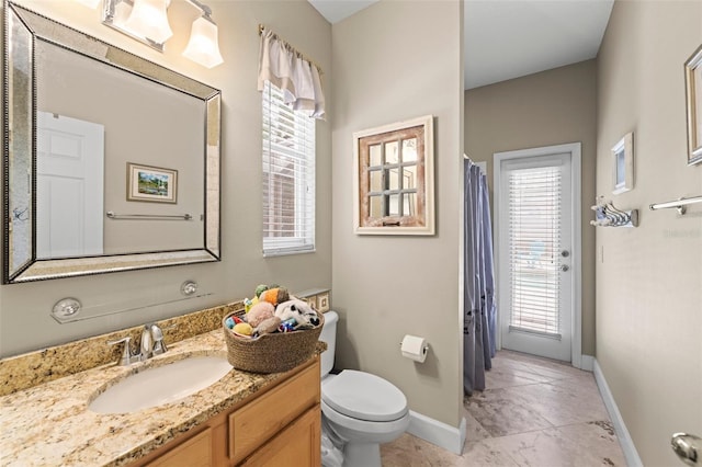 743 Stonecrest Dr, Sarasota, FL 34232 - full bath featuring baseboards, toilet, vanity, marble finish flooring, and a shower with curtain