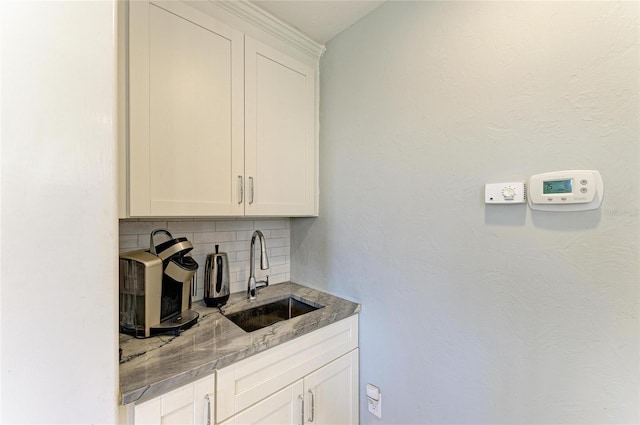 8963 Fishermens Bay Dr, Sarasota, FL 34231 - indoor wet bar featuring decorative backsplash