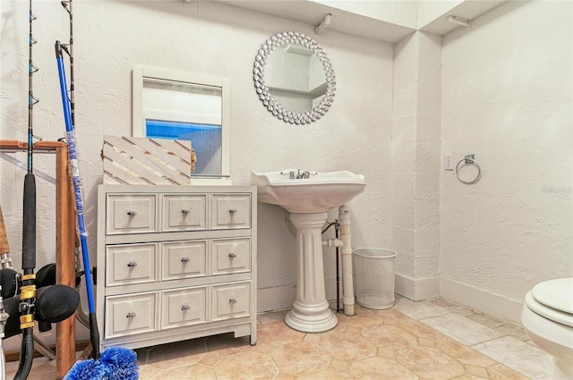 8963 Fishermens Bay Dr, Sarasota, FL 34231 - bathroom with a textured wall