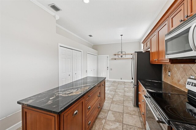 6744 Hickory Hammock Cir, Bradenton, FL 34202 - kitchen featuring stainless steel appliances, brown cabinetry, decorative backsplash, crown molding, and baseboards