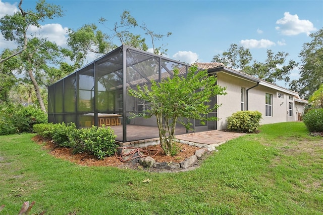 6744 Hickory Hammock Cir, Bradenton, FL 34202 - rear view of property featuring a patio area, a lawn, stucco siding, and glass enclosure