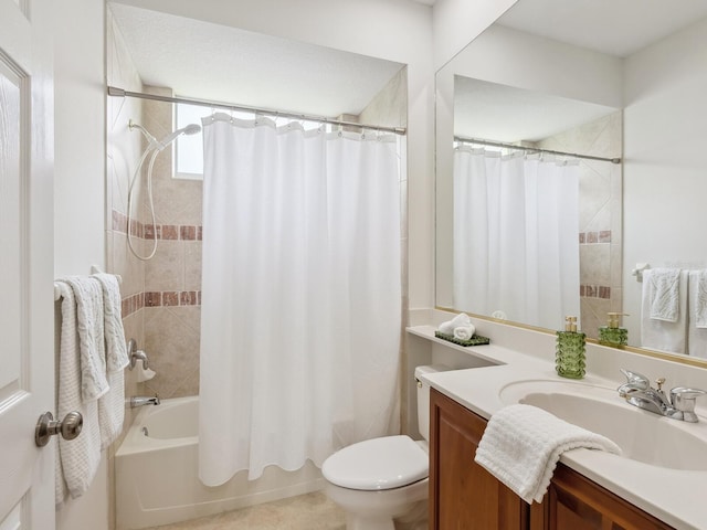 6811 Honeysuckle Trl, Lakewood Ranch, FL 34202 - full bath featuring vanity and shower / tub combo with curtain