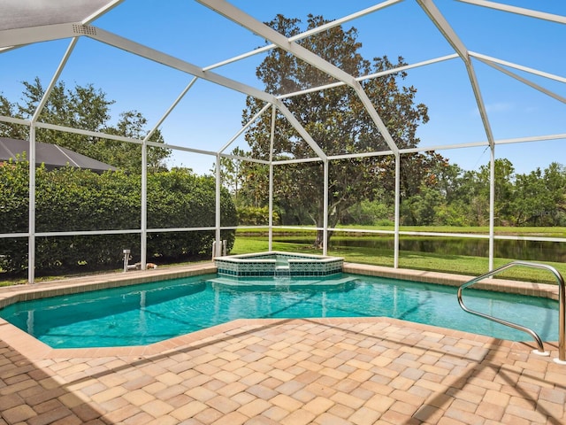 6811 Honeysuckle Trl, Lakewood Ranch, FL 34202 - view of swimming pool featuring a patio, a water view, a pool with connected hot tub, a lanai, and view of scattered trees