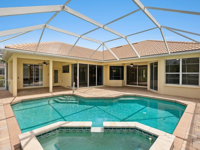 6811 Honeysuckle Trl, Lakewood Ranch, FL 34202 - view of swimming pool featuring a ceiling fan, a patio area, a pool with connected hot tub, and glass enclosure
