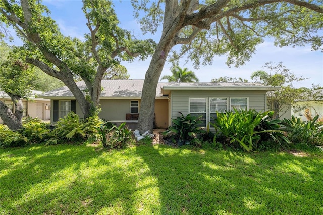 2204 67th St W, Bradenton, FL 34209 - view of front facade with a front yard