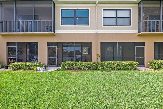 7325 Skybird Rd Unit 399, Bradenton, FL 34209 - back of property with stucco siding and a yard