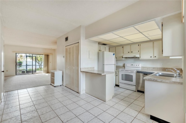 2727 75th St W Unit 1Af, Bradenton, FL 34209 - kitchen featuring white appliances, under cabinet range hood, light countertops, open floor plan, and light tile patterned flooring