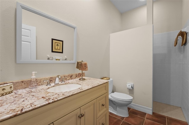 7025 Saddle Creek Cir, Sarasota, FL 34241 - bathroom with vanity, tiled shower, and tile patterned floors