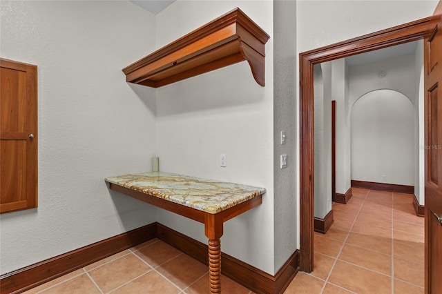 7025 Saddle Creek Cir, Sarasota, FL 34241 - mudroom featuring light tile patterned floors and baseboards