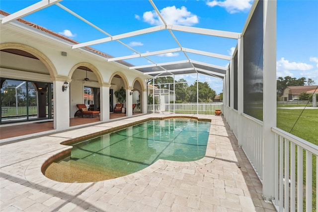 7025 Saddle Creek Cir, Sarasota, FL 34241 - swimming pool with a patio, a lanai, and a ceiling fan