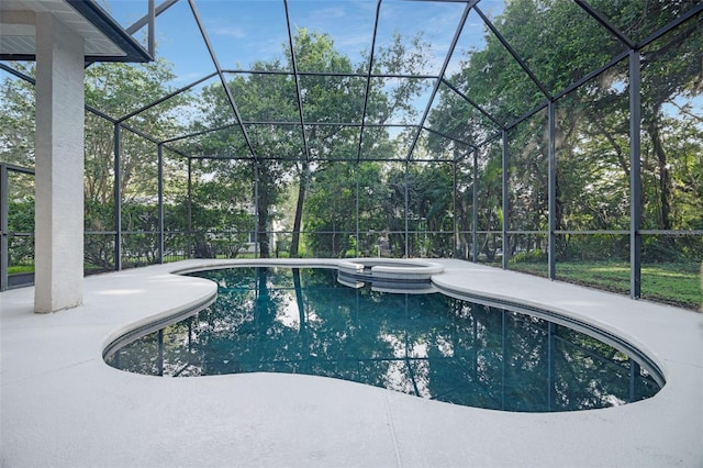 5103 Twin Creeks Dr, Valrico, FL 33596 - view of swimming pool featuring a patio area, a pool with connected hot tub, glass enclosure, and view of wooded area