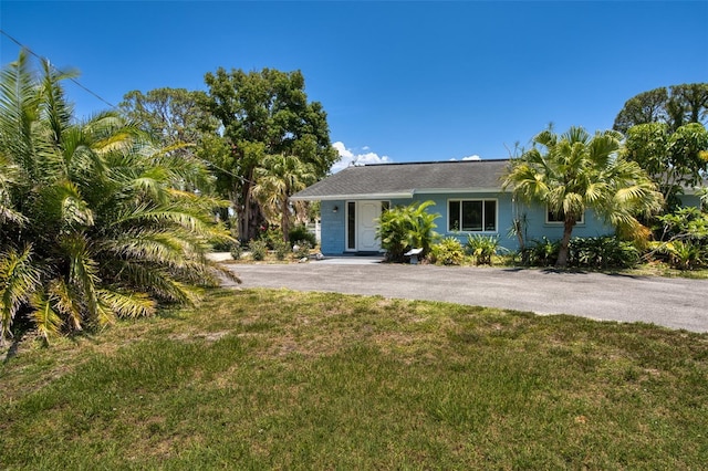 2216 Lake Shore Dr, Nokomis, FL 34275 - single story home featuring driveway and a front lawn