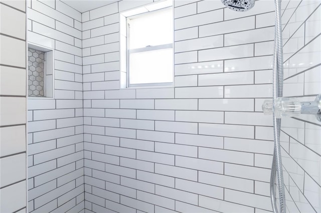 643 Park Cir, Bradenton, FL 34207 - bathroom with tiled shower