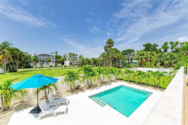 3903 Bayside Dr, Bradenton, FL 34210 - view of swimming pool featuring a patio and view of wooded area