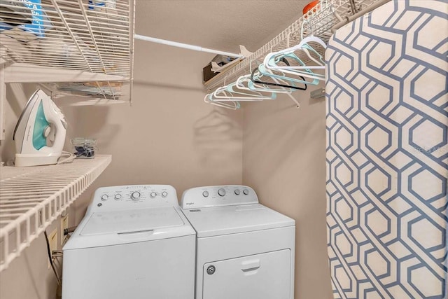 6731 Washington Pl, Bradenton, FL 34207 - laundry room featuring washer and clothes dryer