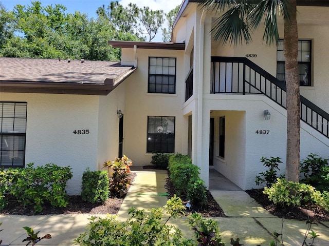 4835 Winslow Beacon Unit 46, Sarasota, FL 34235 - entrance to property featuring stucco siding and roof with shingles