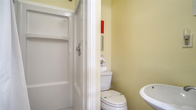 1116 S Moonmist Ct Unit M12, Sarasota, FL 34242 - bathroom featuring toilet and a shower with curtain