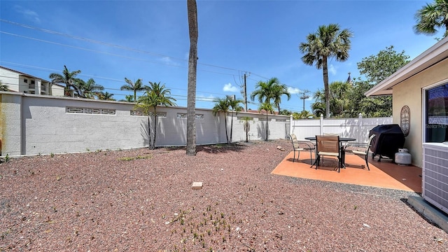 1116 S Moonmist Ct Unit M12, Sarasota, FL 34242 - fenced backyard featuring a patio area and outdoor dining area