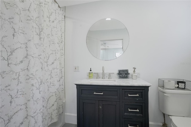 480 28th Ave N, Saint Petersburg, FL 33704 - bathroom featuring vanity, toilet, a ceiling fan, a shower with curtain, and baseboards