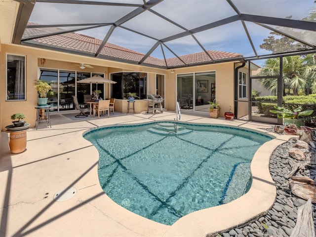 673 Crane Prairie Way, Osprey, FL 34229 - outdoor pool with a patio area, ceiling fan, and outdoor dining area