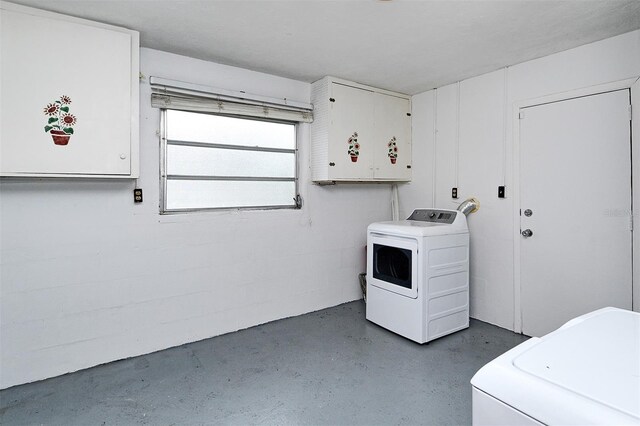1354 22nd St, Sarasota, FL 34234 - laundry area with independent washer and dryer