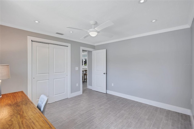 139 Vista Hermosa Cir, Sarasota, FL 34242 - unfurnished office featuring a ceiling fan, recessed lighting, wood finished floors, and crown molding