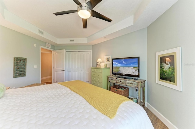 7820 34th Ave W Unit 102, Bradenton, FL 34209 - bedroom featuring wood finished floors, a closet, and ceiling fan