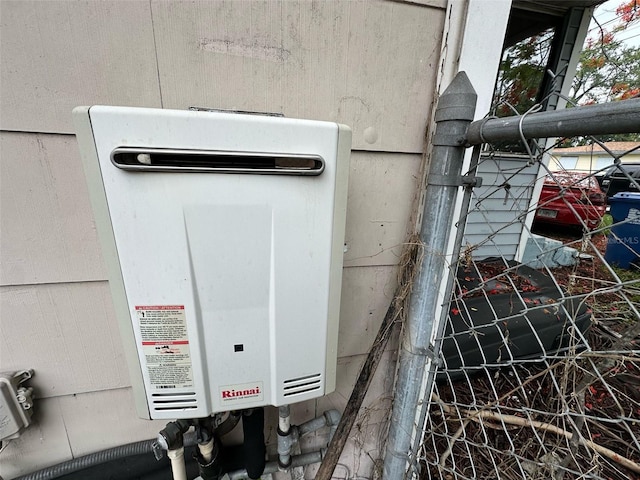2230 50th Ave N, Saint Petersburg, FL 33714 - exterior view of water heater