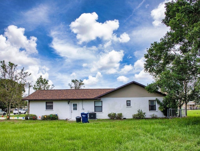 5213 20th Street Ct E, Bradenton, FL 34203 - back of property with stucco siding and a yard