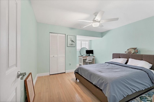 1500 Sunset Rd Unit B4, Tarpon Springs, FL 34689 - bedroom with light wood finished floors, a closet, an office area, and a ceiling fan