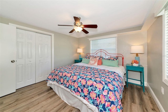 5948 Mirror Lake Rd, Sarasota, FL 34238 - bedroom with wood finished floors, a closet, and ceiling fan