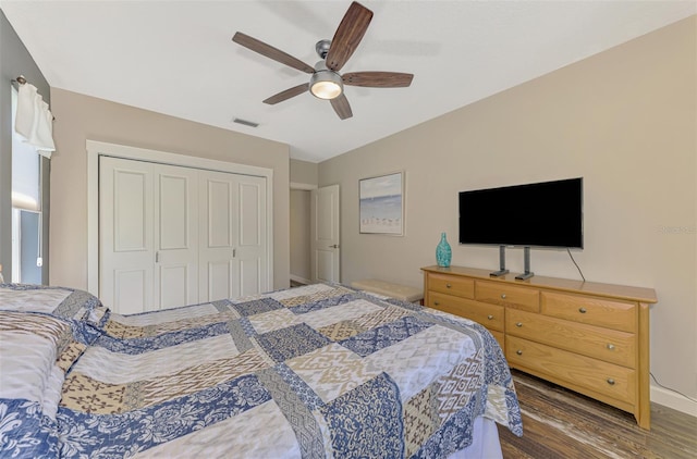 7302 Dunes Ct, Bradenton, FL 34202 - bedroom with wood finished floors, a closet, and ceiling fan