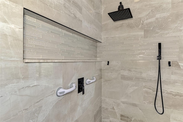 7302 Dunes Ct, Bradenton, FL 34202 - full bath featuring a tile shower
