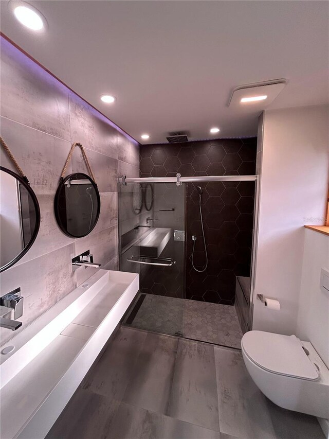 5848 Milton Ave, Sarasota, FL 34243 - bathroom featuring pet washing area, tiled shower, recessed lighting, and tile walls