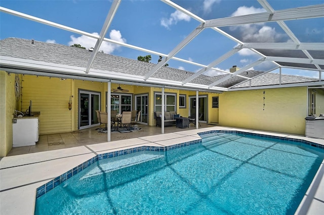 4733 Spring Meadow Ln, Sarasota, FL 34233 - swimming pool featuring a patio area, a ceiling fan, outdoor lounge area, and a lanai