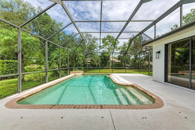 6423 Royal Tern Cir, Lakewood Ranch, FL 34202 - swimming pool featuring a patio area and glass enclosure