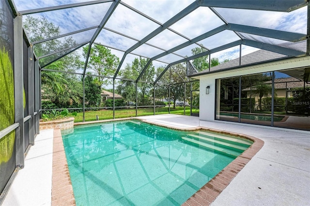6423 Royal Tern Cir, Lakewood Ranch, FL 34202 - outdoor pool featuring a patio area and glass enclosure
