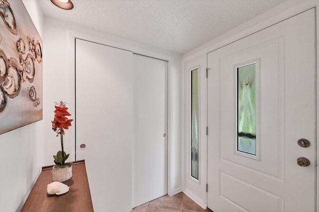 6832 Woodwind Dr Unit 53, Sarasota, FL 34231 - entryway featuring a textured ceiling
