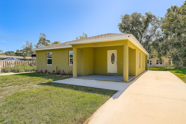 718 17th St E, Bradenton, FL 34208 - view of front of property featuring stucco siding and a patio