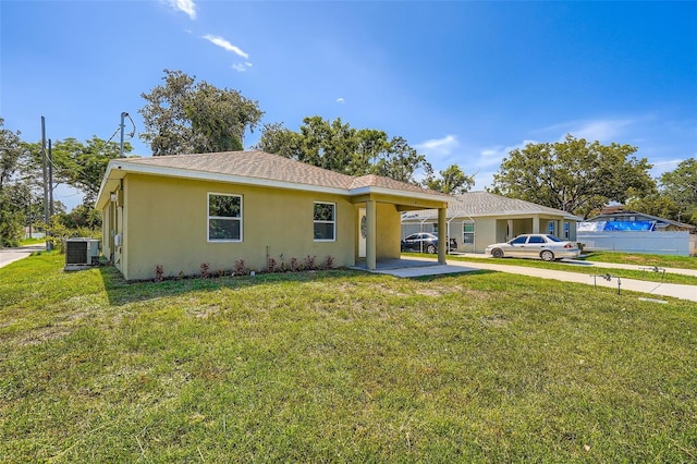 718 17th St E, Bradenton, FL 34208 - view of front of house featuring a carport, stucco siding, driveway, and a front lawn