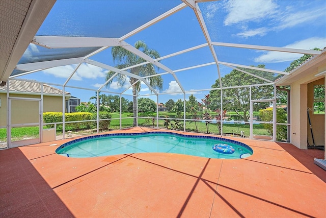 5523 Secluded Oaks Way, Sarasota, FL 34233 - outdoor pool with a patio and a lanai