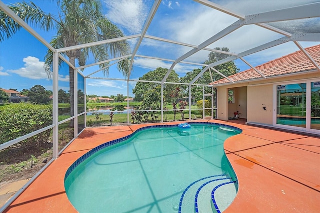 5523 Secluded Oaks Way, Sarasota, FL 34233 - swimming pool featuring a patio and glass enclosure