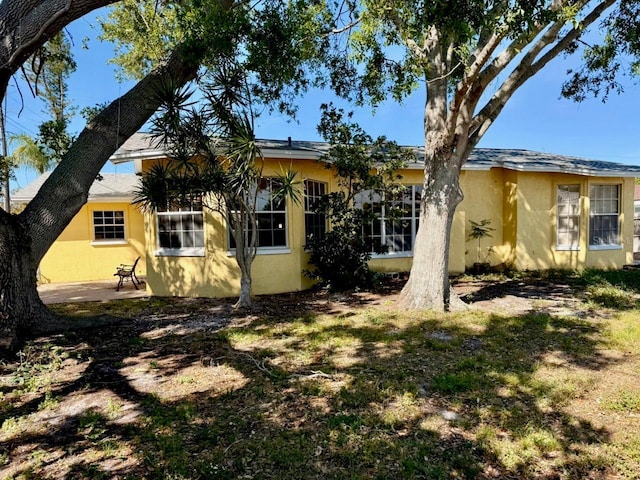 5615 Waneta Pl, Sarasota, FL 34231 - view of front of home featuring stucco siding