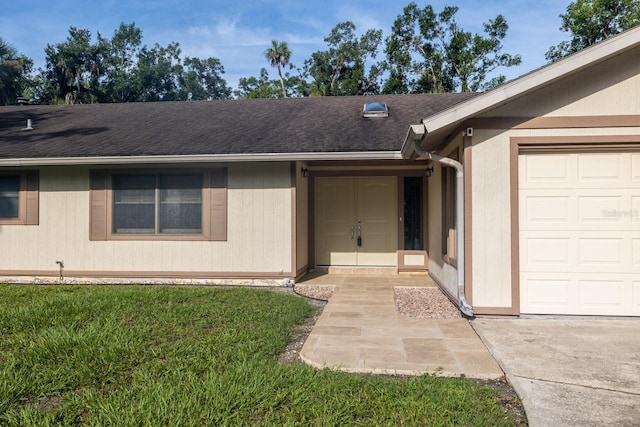 3804 65th St E, Bradenton, FL 34208 - entrance to property featuring roof with shingles, a lawn, and an attached garage