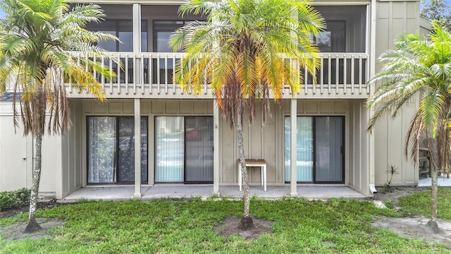 2220 Bahia Vista St Unit G4, Sarasota, FL 34239 - rear view of house with a balcony and a yard