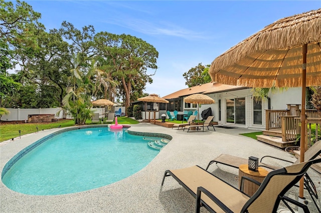 1112 Montezuma Dr, Bradenton, FL 34209 - view of swimming pool with a patio area