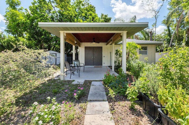 2866 E Rainbow Cir, Sarasota, FL 34231 - entrance to property featuring ceiling fan and a porch