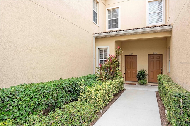 3698 Parkridge Cir Unit 26-104, Sarasota, FL 34243 - doorway to property featuring stucco siding
