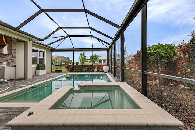 17204 Bullhorn Cir, Punta Gorda, FL 33982 - view of swimming pool featuring a pool with connected hot tub, a patio, and a lanai