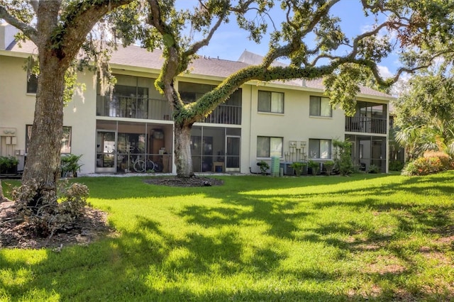 7866 Eagle Creek Dr Unit 7866, Sarasota, FL 34243 - rear view of property featuring stucco siding and a yard